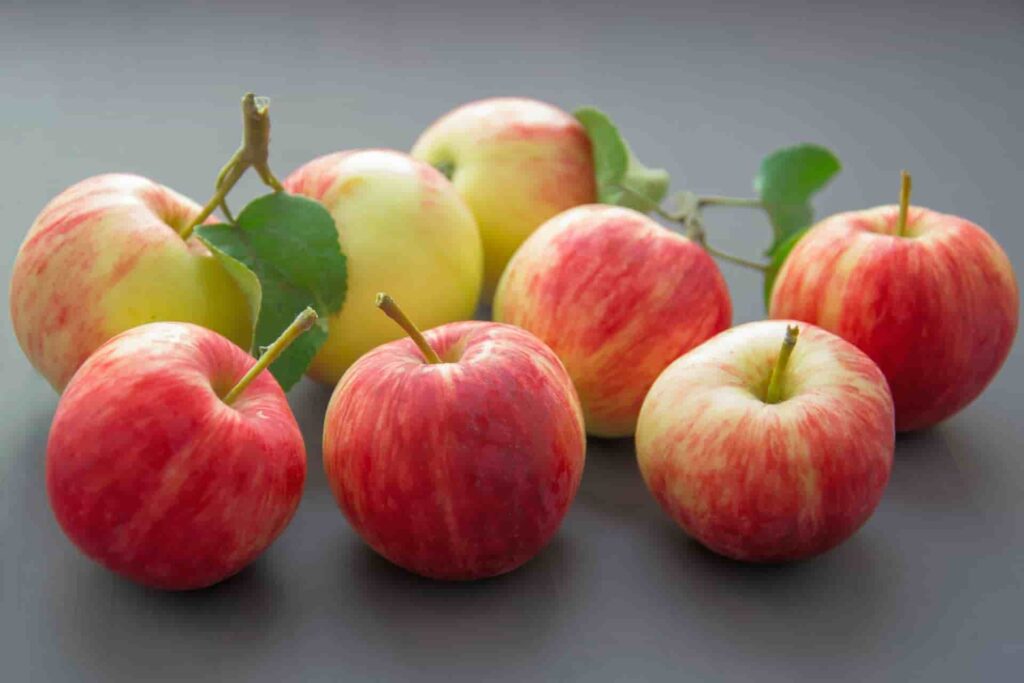 a group of apples on a table